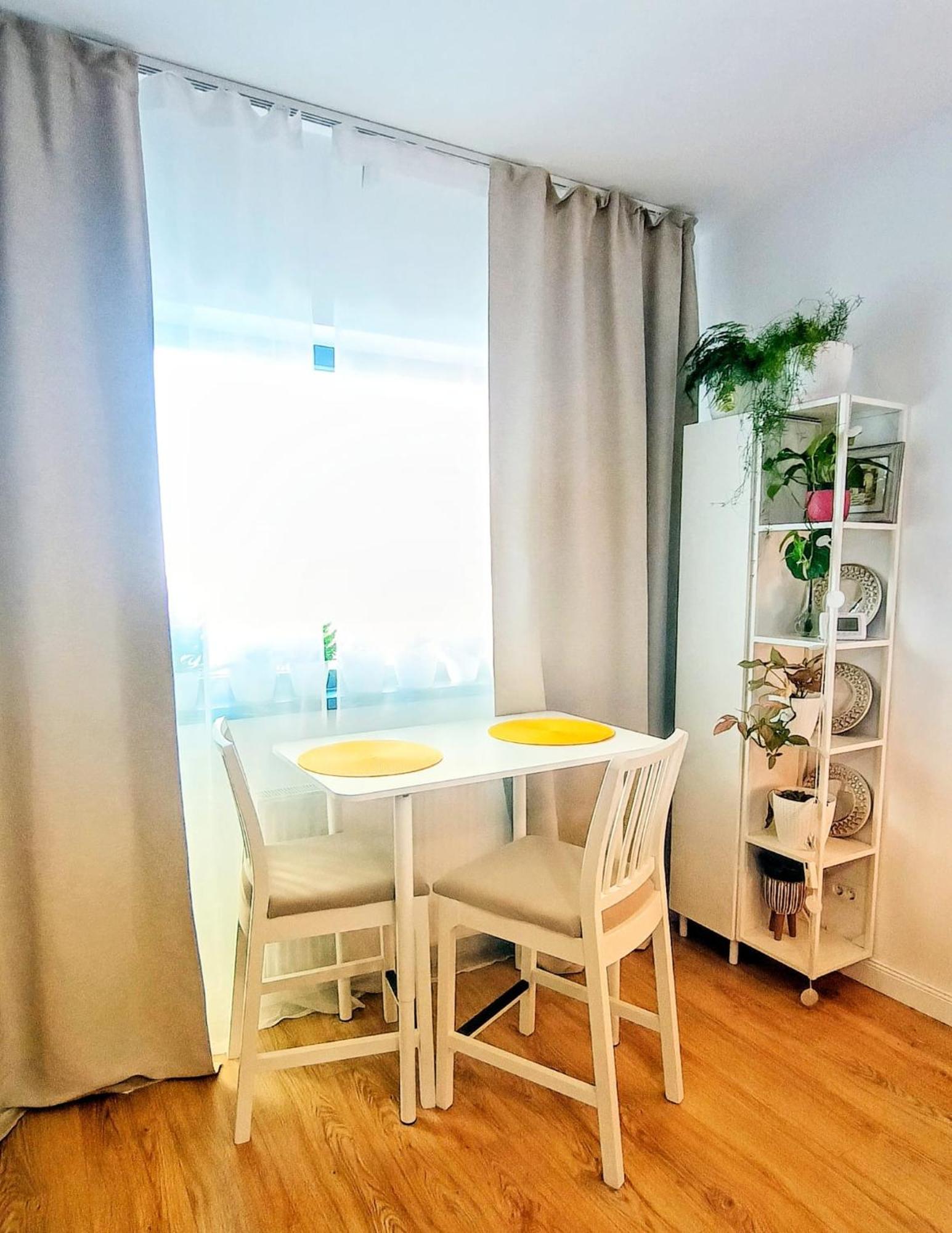 Sema White * Bucureşti